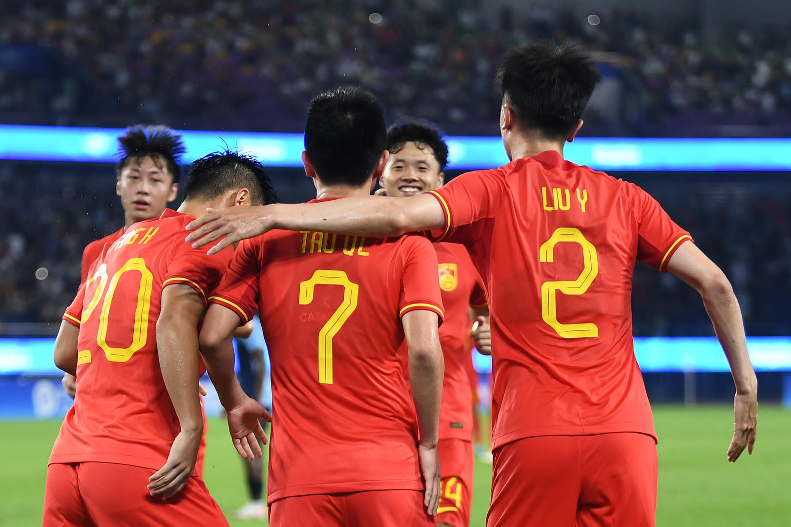 杭州亚运会男足小组赛A组首轮，中国亚运队庆祝进球 图据IC photo