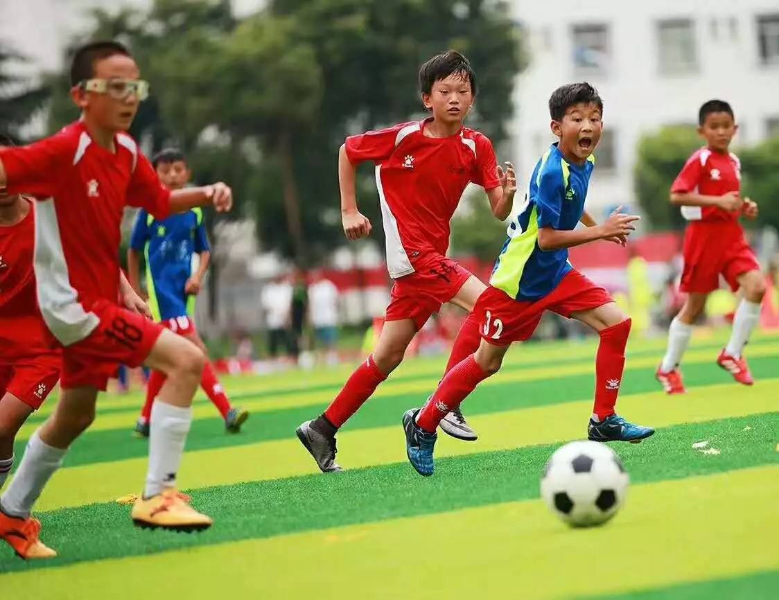 是各地组建的最高级别的足球队参加的中国最高级别的联赛